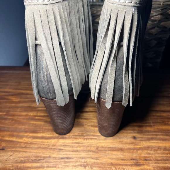 FRYE Tan Leather Suede Fringe Bohemian Heeled Lace up Parker Boot SIZE 9 - Picture 2 of 5